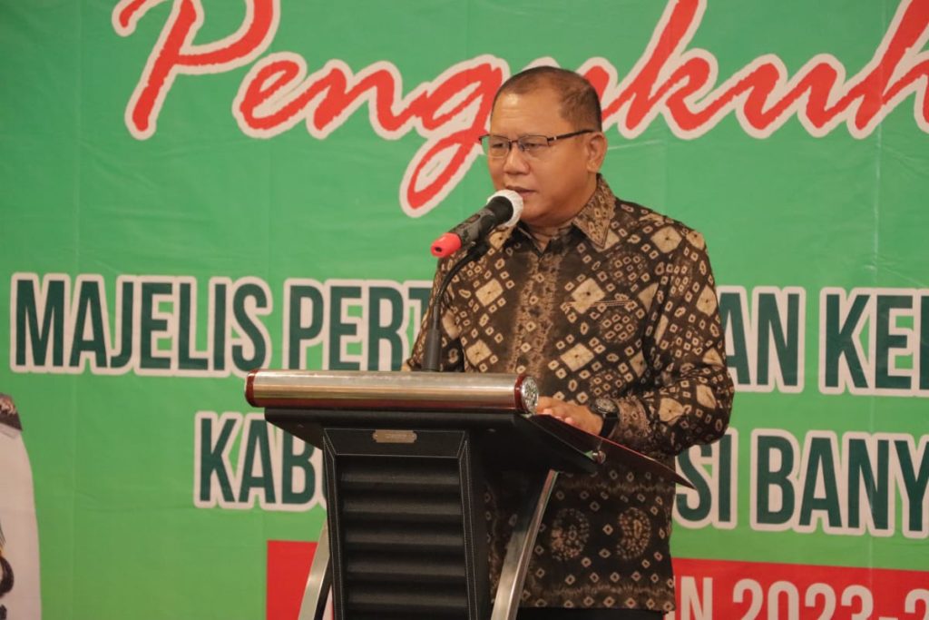 H Apriyadi melalui Pj Sekretaris Daerah Muba Musni Wijaya SSos MSi, mengukuhkan Majelis Pertimbangan Kelitbangan Kabupaten Muba Periode 2023 - 2024, Jum'at (18/5/2023) di Hotel The Zuri Palembang