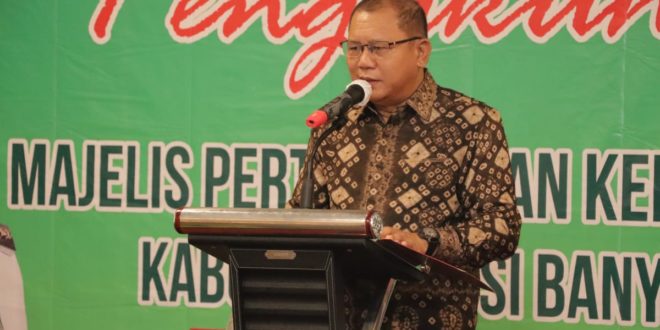 H Apriyadi melalui Pj Sekretaris Daerah Muba Musni Wijaya SSos MSi, mengukuhkan Majelis Pertimbangan Kelitbangan Kabupaten Muba Periode 2023 - 2024, Jum'at (18/5/2023) di Hotel The Zuri Palembang