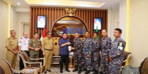 Herman Deru ketika menerima audiensi Danlanal Palembang yang baru Kolonel Laut (P), Sandy Kurniawan di Kantor Gubernur, Selasa (13/5).