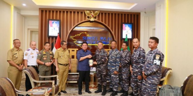 Herman Deru ketika menerima audiensi Danlanal Palembang yang baru Kolonel Laut (P), Sandy Kurniawan di Kantor Gubernur, Selasa (13/5).