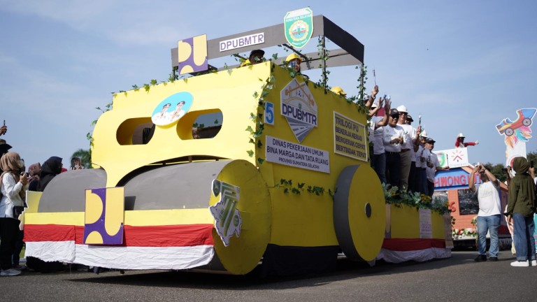 Penyelenggaraan karnaval Mobil Hias dalam rangka memperingati HUT Provinsi Sumsel, yang mengambil start di halaman Griya Agung, Minggu (21/5)