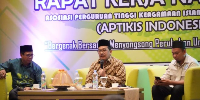 Wakil Menteri Agama (Wamenag) Republik Indonesia, Zainut Tauhid, saat menghadiri Rapat Kerja Nasional Asosiasi Perguruan Tinggi Keagamaan Islam Swasta (APTIKIS), hari Kamis tanggal 11 Mei 2023 di Makassar. (foto : MusiNews.id/Hairudin)