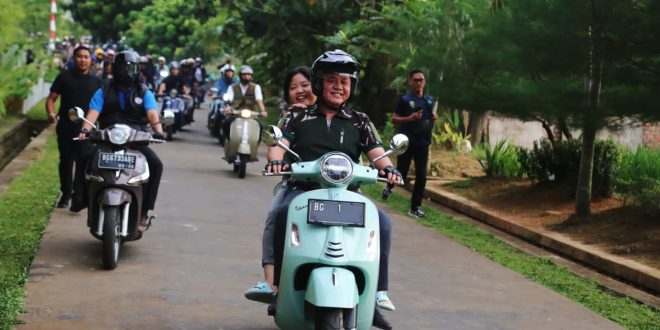 Menjelang berbuka puasa, Sabtu (8/4) sore.  Gubernur Sumsel H Herman Deru Ngabuburide Keliling Kota Palembang bersama dengan komunitas vespa