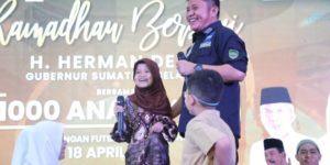Gubernur Herman Deru berbagi keceriaan bersama 1000 anak yatim piatu di Griya Agung Palembang, Selasa (18/4) petang.