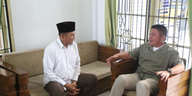 (sanjo Lebaran) dengan tokoh Muhammadiyah yang sudah lebih dulu merayakan Lebaran Idul Fitri, Ia juga mengecek pasar dan posko Lebaran di sejumlah titik, Jumat (21/4) pagi.