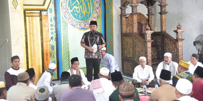 Pembangunan dan pengembangan merupakan salah satu cara memuliakan masjid. Selain itu, isi masjid dengan berbagai kegiatan keagamaan sehingga keberadaan masjid membawa manfaat besar bagi masyarakat," kata Herman Deru ketika Safari Jum'at di Masjid Al Hidayah Jalan Demak Kelurahan Tuan Kentang, Kecamatan Jakabaring Palembang, Jum'at (28/4).