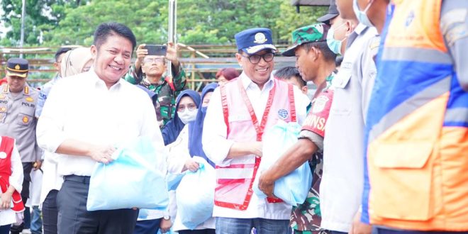 H Herman Deru bersama Menteri Perhubungan (Menhub) RI, Budi Karya Sumadi memantau langsung arus balik Angkutan Lebaran Tahun 2023 di Terminal Alang-alang Lebar Palembang, Sabtu (29/4).