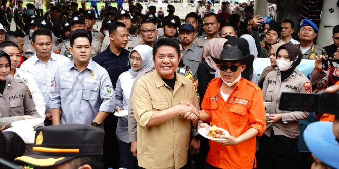 Senin (1/5) sore yang berbarengan dengan 10 Syawal. Dengan menumpangi ojek online (ojol) dari kantornya Gubernur Herman Deru menemui para buruh