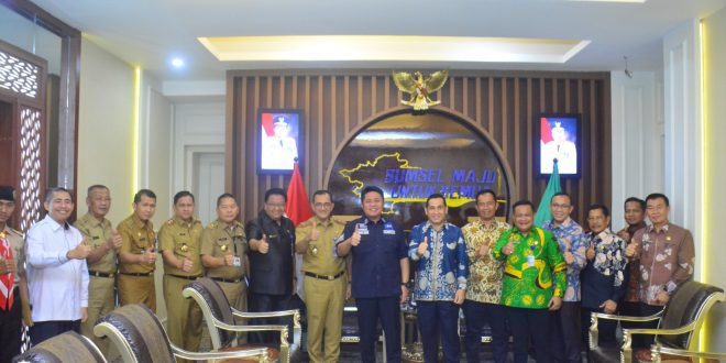 Walikota Lubuk Linggau  H SN Prana Putra Sohe  saat melakukan audiensi dengan Gubernur Sumsel H Herman Deru, Senin (8/5) siang