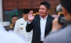 Penghargaan tersebut diserahkan Board of Expert ESQ Group Iman Herdimansyah secara langsung kepada Gubernur Sumsel H. Herman Deru pada acara Seminar Nasional (Hardiknas) 2023 dengan tema “Era Digital, Guru Inovatif dan Berakhlak,” Rabu (24/5)
