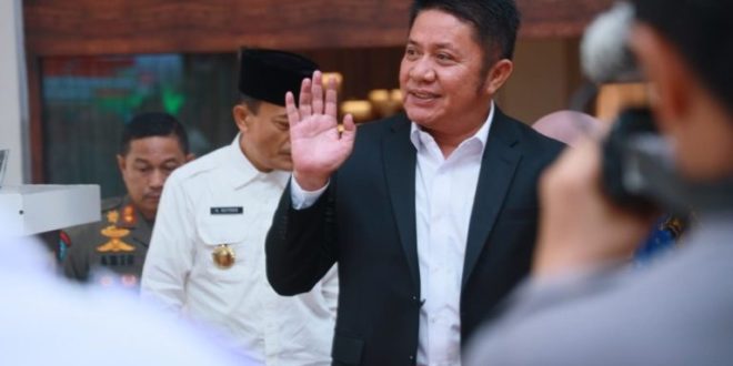 Penghargaan tersebut diserahkan Board of Expert ESQ Group Iman Herdimansyah secara langsung kepada Gubernur Sumsel H. Herman Deru pada acara Seminar Nasional (Hardiknas) 2023 dengan tema “Era Digital, Guru Inovatif dan Berakhlak,” Rabu (24/5)