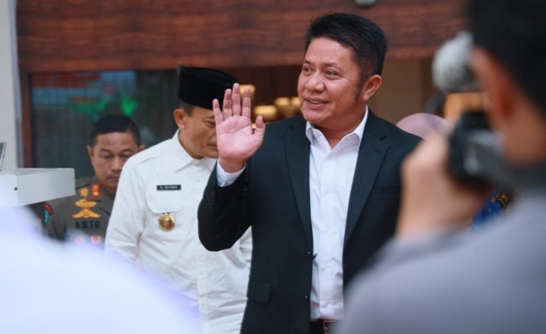 Penghargaan tersebut diserahkan Board of Expert ESQ Group Iman Herdimansyah secara langsung kepada Gubernur Sumsel H. Herman Deru pada acara Seminar Nasional (Hardiknas) 2023 dengan tema “Era Digital, Guru Inovatif dan Berakhlak,” Rabu (24/5)