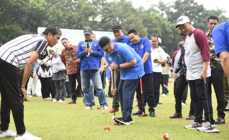 Gubernur Herman Deru membuka secara resmi Pertandingan Gateball Gubernur Cup yang digelar dihalaman Kantor Gubernur, Sabtu (27/5).