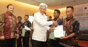 Wakil Gubernur Sumsel, Mawardi Yahya, menyerahkan sertifikat tanah secara simbolis kepada masyarakat Kabupaten Ogan Ilir dan Banyuasin pada acara Rapat Koordinasi (Rakor) Gugus Tugas Reforma Agraria Provinsi Sumsel yang diselenggarakan oleh Badan Pertanahan Nasional (BPN) Sumsel di Ballroom Hotel The Zuri Palembang, hari Kamis tanggal 4 Mei 2023.