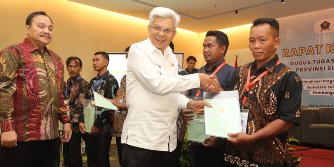 Wakil Gubernur Sumsel, Mawardi Yahya, menyerahkan sertifikat tanah secara simbolis kepada masyarakat Kabupaten Ogan Ilir dan Banyuasin pada acara Rapat Koordinasi (Rakor) Gugus Tugas Reforma Agraria Provinsi Sumsel yang diselenggarakan oleh Badan Pertanahan Nasional (BPN) Sumsel di Ballroom Hotel The Zuri Palembang, hari Kamis tanggal 4 Mei 2023.