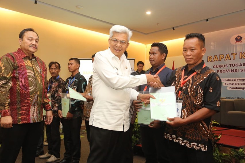 Wakil Gubernur Sumsel, Mawardi Yahya, menyerahkan sertifikat tanah secara simbolis kepada masyarakat Kabupaten Ogan Ilir dan Banyuasin pada acara Rapat Koordinasi (Rakor) Gugus Tugas Reforma Agraria Provinsi Sumsel yang diselenggarakan oleh Badan Pertanahan Nasional (BPN) Sumsel di Ballroom Hotel The Zuri Palembang, hari Kamis tanggal 4 Mei 2023.