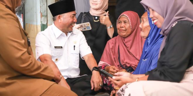Ratusan warga dari beberapa desa di Kecamatan Sungai Keruh memadati jalanan Desa Kertayu Sungai Keruh, Kamis (3/5/2023) siang.