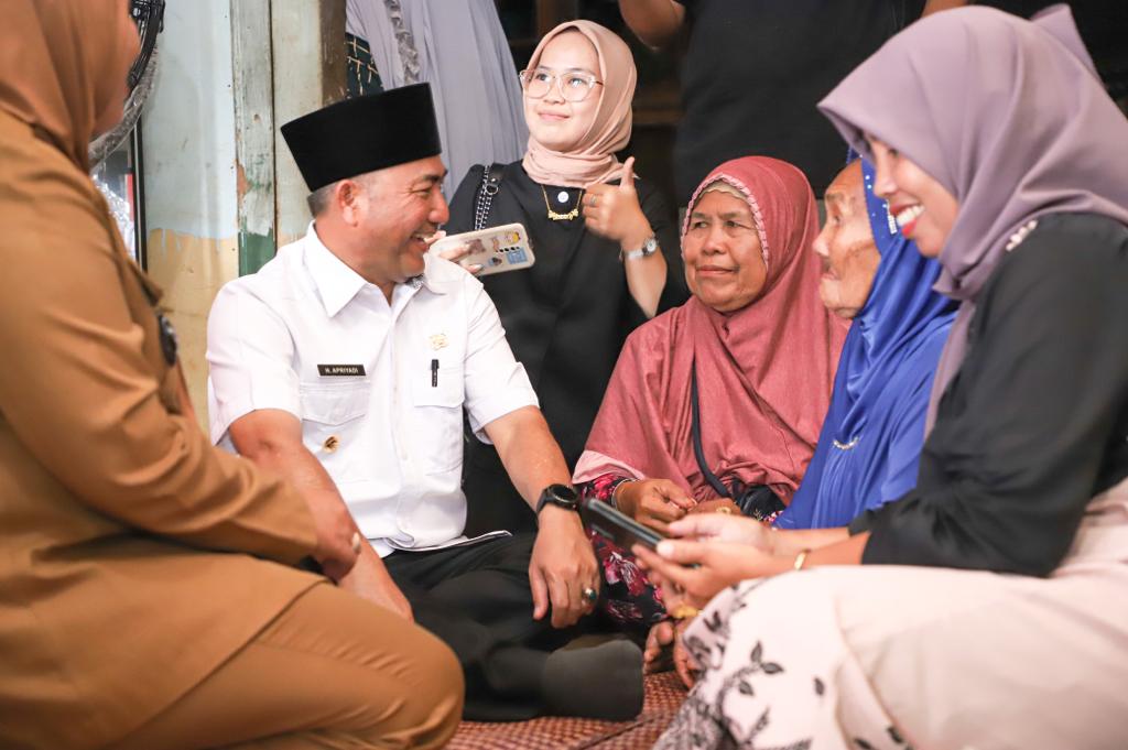 Ratusan warga dari beberapa desa di Kecamatan Sungai Keruh memadati jalanan Desa Kertayu Sungai Keruh, Kamis (3/5/2023) siang.