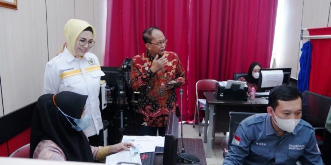 Ketua DPRD Sumsel, Hj. Anita Noeringhati, menyaksikan pelayanan pendataan bagi warga Kabupaten Banyuasin yang dilakukan oleh Dinas Kependudukan dan Catatan Sipil di UPT Sembilang OPI Mall, hari Rabu tanggal 3 Mei 2023.