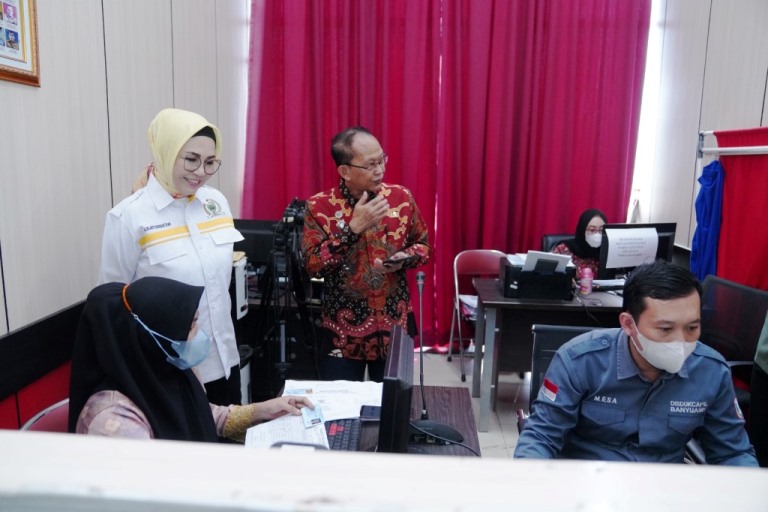 Ketua DPRD Sumsel, Hj. Anita Noeringhati, menyaksikan pelayanan pendataan bagi warga Kabupaten Banyuasin yang dilakukan oleh Dinas Kependudukan dan Catatan Sipil di UPT Sembilang OPI Mall, hari Rabu tanggal 3 Mei 2023.