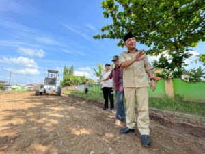 Perbaiki Ratusan Meter Jalan Rusak di Keluang