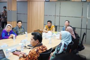 Gubernur Sumatera Selatan, H. Herman Deru (HD) usai menjalankan ibadah sholat Jum'atnya, Ia berkunjung ke PT Dexa Medica, Jum'at (26/5/2023)