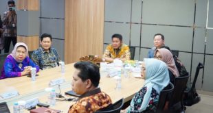 Gubernur Sumatera Selatan, H. Herman Deru (HD) usai menjalankan ibadah sholat Jum'atnya, Ia berkunjung ke PT Dexa Medica, Jum'at (26/5/2023)