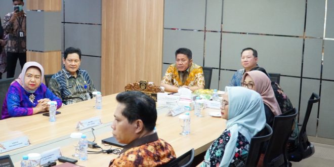 Gubernur Sumatera Selatan, H. Herman Deru (HD) usai menjalankan ibadah sholat Jum'atnya, Ia berkunjung ke PT Dexa Medica, Jum'at (26/5/2023)