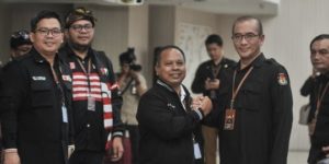 Sekretaris Jenderal (Sekjen) Partai Kebangkitan Nusantara, Sri Mulyono, saat menyerahkan berkas 580 Bacaleg DPR Republik Indonesia ke Komisi Pemilihan Umum (KPU), hari Minggu tanggal 14 Mei 2023 di Gedung KPU. (foto : Merdeka.com/Iqbal Nugroho)