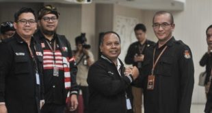 Sekretaris Jenderal (Sekjen) Partai Kebangkitan Nusantara, Sri Mulyono, saat menyerahkan berkas 580 Bacaleg DPR Republik Indonesia ke Komisi Pemilihan Umum (KPU), hari Minggu tanggal 14 Mei 2023 di Gedung KPU. (foto : Merdeka.com/Iqbal Nugroho)