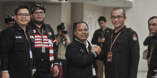 Sekretaris Jenderal (Sekjen) Partai Kebangkitan Nusantara, Sri Mulyono, saat menyerahkan berkas 580 Bacaleg DPR Republik Indonesia ke Komisi Pemilihan Umum (KPU), hari Minggu tanggal 14 Mei 2023 di Gedung KPU. (foto : Merdeka.com/Iqbal Nugroho)