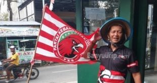 Bacaleg DPRD Kabupaten Bojonegoro periode 2024-2029 dari Partai Kebangkitan Nusantara, H. Anwar Sholeh, ketika mendaftarkan di KPU Bojonegoro. (foto : suarabanyuurip.com)