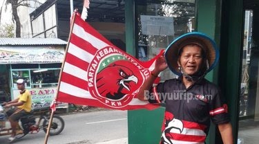 Bacaleg DPRD Kabupaten Bojonegoro periode 2024-2029 dari Partai Kebangkitan Nusantara, H. Anwar Sholeh, ketika mendaftarkan di KPU Bojonegoro. (foto : suarabanyuurip.com)
