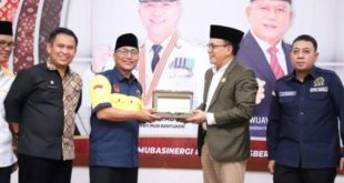 Pj. Bupati Kabupaten Musi Banyuasin, H. Apriyadi Mahmud, mendapatkan plakat dari Ketua Komisi I DPRD Sumsel, Antoni Yuzar, dalam Kunjungan Kerja terkait Pengelolaan Keuangan Desa, hari Kamis tanggal 4 Mei 2023 di Guest House Griya Bumi Serasan Sekate.