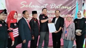 Ketua Umum Partai Kebangkitan Nusantara (PKN) Kota Palembang, Ir. Riswendi Bachtiar, saat menyerahkan berkas pendaftaran 42 Bakal Caleg DPRD Kota Palembang pada hari Minggu tanggal 14 Mei 2023. (foto : indodaily.co)