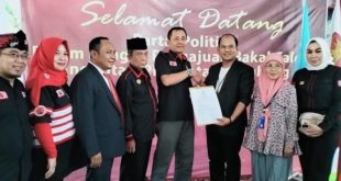 Ketua Umum Partai Kebangkitan Nusantara (PKN) Kota Palembang, Ir. Riswendi Bachtiar, saat menyerahkan berkas pendaftaran 42 Bakal Caleg DPRD Kota Palembang pada hari Minggu tanggal 14 Mei 2023. (foto : indodaily.co)