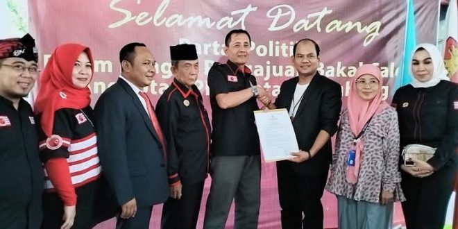 Ketua Umum Partai Kebangkitan Nusantara (PKN) Kota Palembang, Ir. Riswendi Bachtiar, saat menyerahkan berkas pendaftaran 42 Bakal Caleg DPRD Kota Palembang pada hari Minggu tanggal 14 Mei 2023. (foto : indodaily.co)