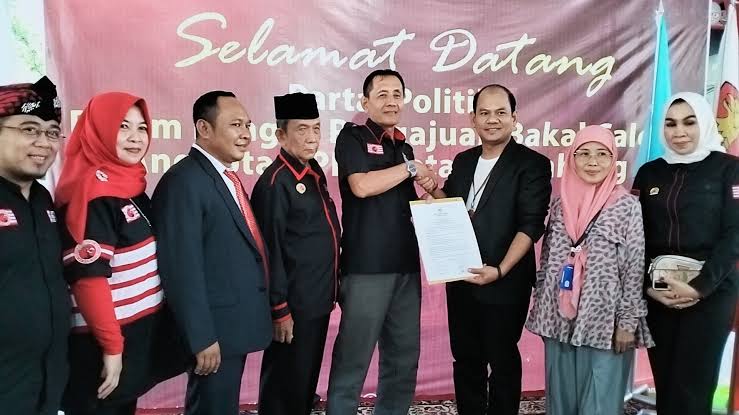 Ketua Umum Partai Kebangkitan Nusantara (PKN) Kota Palembang, Ir. Riswendi Bachtiar, saat menyerahkan berkas pendaftaran 42 Bakal Caleg DPRD Kota Palembang pada hari Minggu tanggal 14 Mei 2023. (foto : indodaily.co)