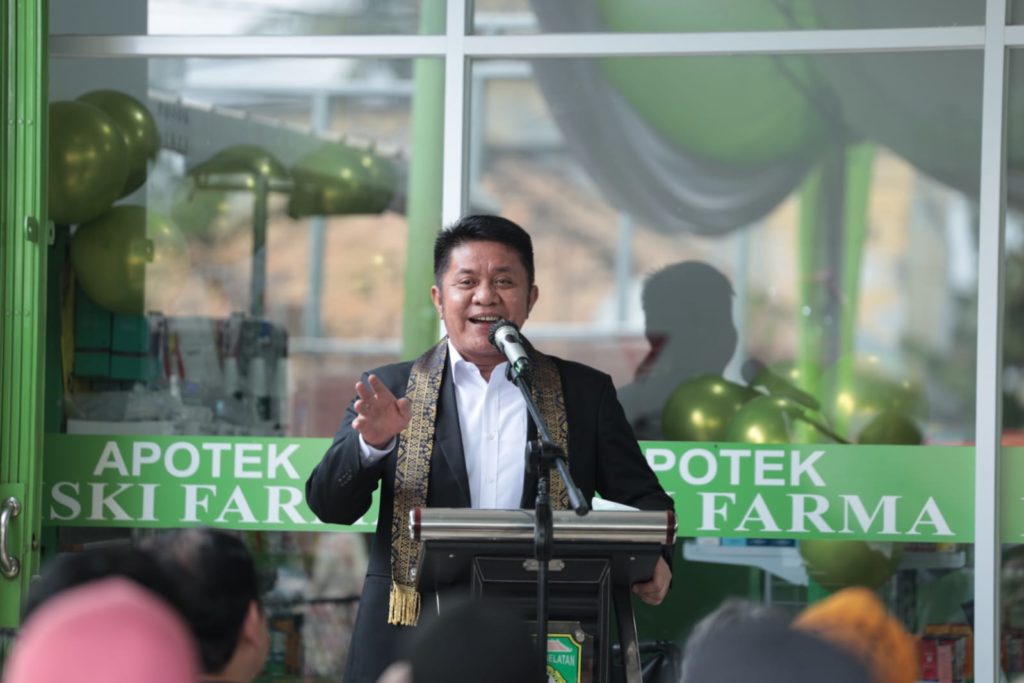 H Herman Deru saat menghadiri grand launching sekaligus meresmikan Apotek Riski Farma
