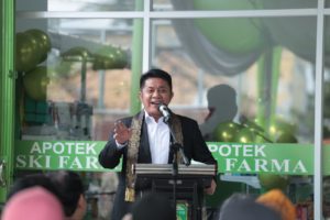 H Herman Deru saat menghadiri grand launching sekaligus meresmikan Apotek Riski Farma