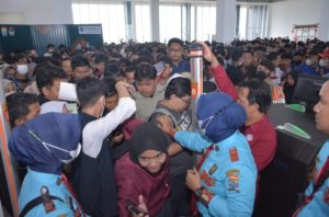 Ribuan pencaker berdesakan memburu lowongan pekerjaan, Rabu (7/6/2023). (FOTO: SS 1/ARI).