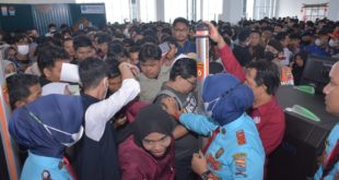 Ribuan pencaker berdesakan memburu lowongan pekerjaan, Rabu (7/6/2023). (FOTO: SS 1/ARI).