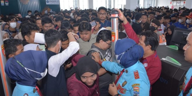 Ribuan pencaker berdesakan memburu lowongan pekerjaan, Rabu (7/6/2023). (FOTO: SS 1/ARI).