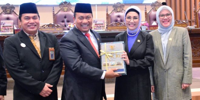 Ketua DPRD Sumsel, Hj. Anita Noeringhati, menerima Laporan Keuangan Pemerintah Provinsi Sumatera Selatan Tahun Anggaran 2022 dari Badan Pemeriksa Keuangan Republik Indonesia pada Rapat Paripurna Istimewa DPRD Sumsel, hari Rabu tanggal 10 Mei 2023. (foto : Humas DPRD Sumsel)