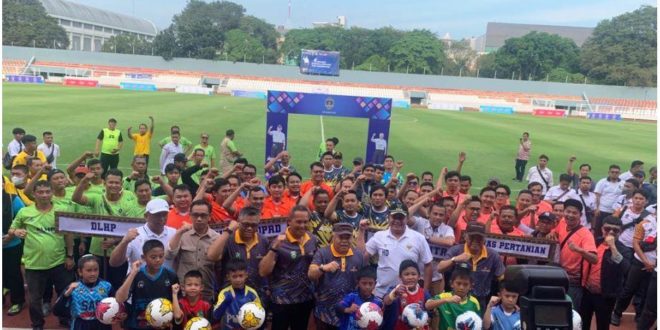 Wakil Ketua DPRD Sumsel, Giri Ramanda N. Kiemas, foto bersama anak-anak dari Sekolah Sepak Bola di Kota Palembang saat menghadiri pembukaan Turnamen Sepak Bola Antar Organisasi Perangkat Daerah (OPD) Provinsi Sumatera Selatan