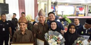 memperingati Hari Lanjut Usia Nasional (HLUN) ke-27 yang diselenggarakan di Griya Agung Senin (29/5) pagi.