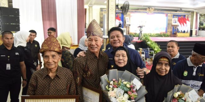 memperingati Hari Lanjut Usia Nasional (HLUN) ke-27 yang diselenggarakan di Griya Agung Senin (29/5) pagi.