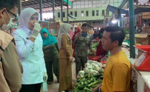 Wakil Walikota (Wawako) Palembang Fitrianti Agustinda melakukan inspeksi mendadak (Sidak) di pasar tradisional, Selasa (6/6/2023).