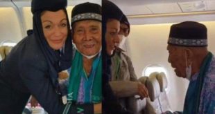 Abah Juhani, Jama'ah Calon Haji dari Kabupaten Majalengka, foto bersama Pramugari Pesawat saat tibah di Madinah. (foto : tribunnews.com)