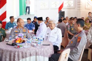 Mawardi Yahya bersama Kapolda Sumsel Serahkan Bantuan Sosial Kepada Masyarakat